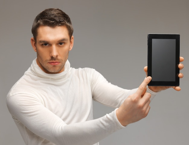 helder beeld van futuristische man met tablet pc