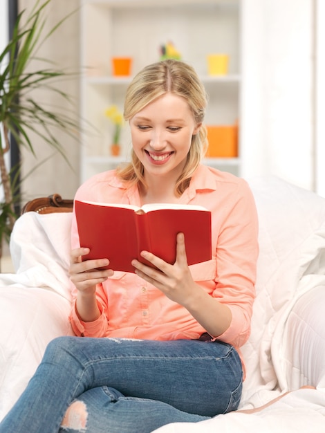 helder beeld van gelukkige en lachende vrouw met boek..