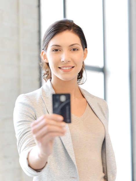 helder beeld van gelukkige vrouw met creditcard