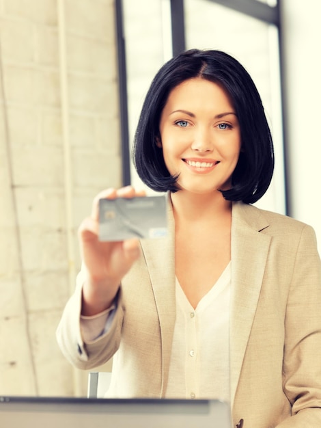 helder beeld van gelukkige vrouw met creditcard