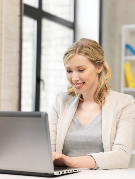 helder beeld van gelukkige vrouw met laptopcomputer