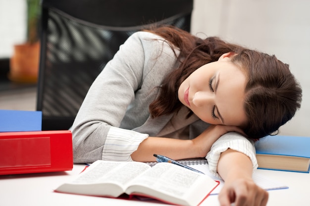 Helder beeld van slapende vrouw met boek