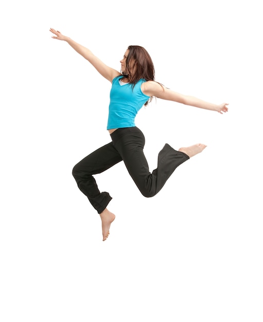 helder beeld van vrolijk springend sportief meisje
