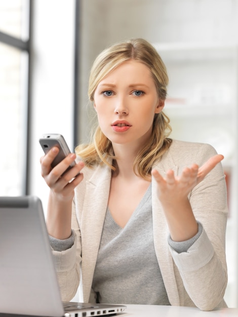 helder beeld van zakenvrouw met mobiele telefoon