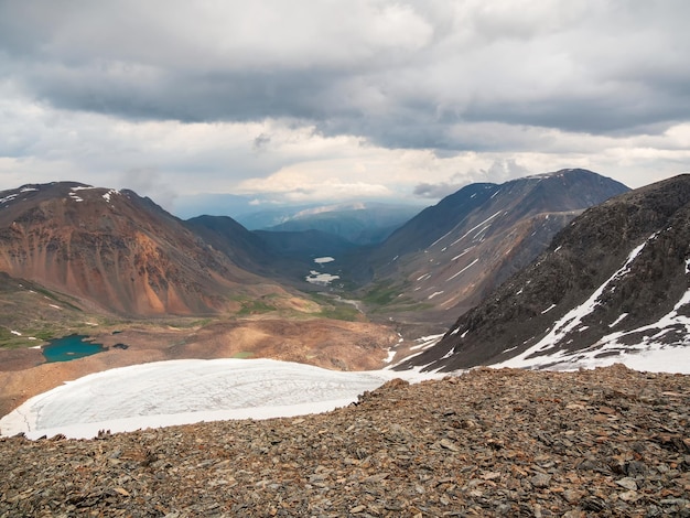 Helder berglandschap met ijsval op grote gletsjer in zonlicht Geweldig landschap met gletsjertong in zonneschijn Geweldig alpine uitzicht op sneeuwbergtoppen op zeer grote hoogte in zonnige dag