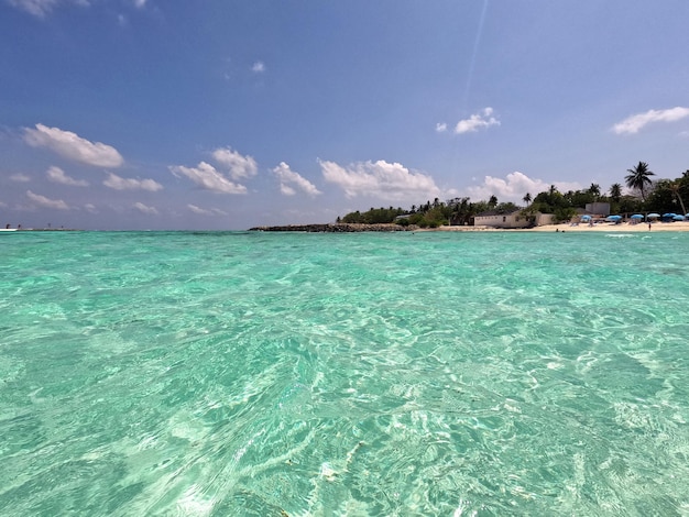 Helder blauw water en wit zand op een Maldivisch eiland Foto in het water