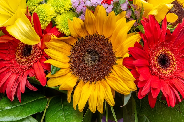 Helder bloemboeket met zonnebloemen.