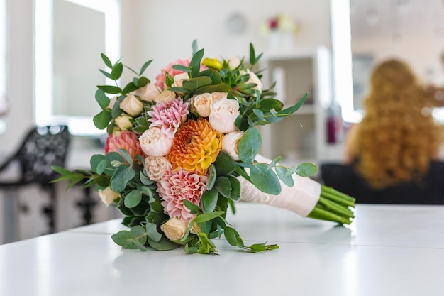 Helder bruidsboeket van zomerse dahlia's en rozen