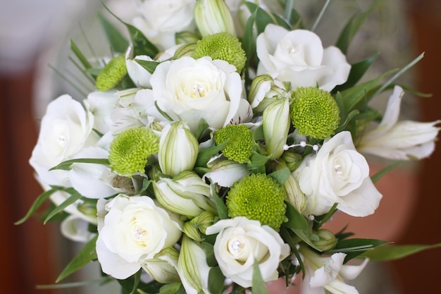 Helder bruidsboeket van zomerse witroze bloemen