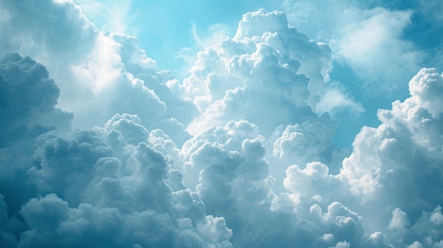 Helder en pluizige witte wolkenbeeld met een paar dunne wolken die op de voorgrond drijven