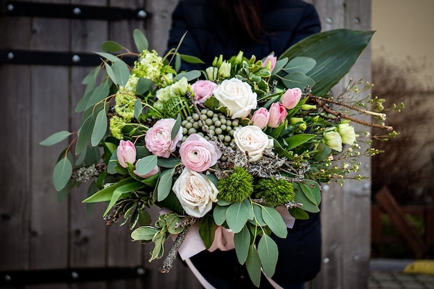 Helder en prachtig bloemenboeket van mooie rode bloemen voor Valentijnsdag. Sluit omhoog foto