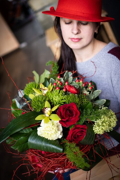 Helder en prachtig bloemenboeket van mooie rode bloemen voor valentijnsdag