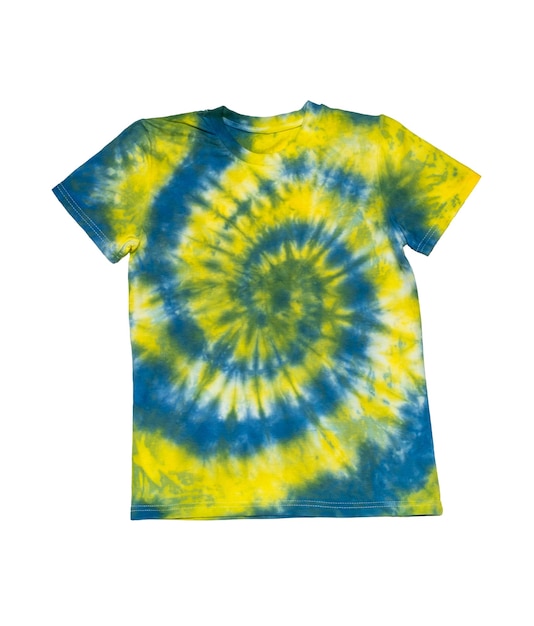 Helder geel en blauw tie dye T-shirt geïsoleerd op een witte achtergrond