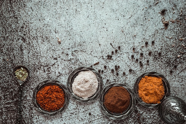 Helder geurende oosterse kruiden kurkuma kerrie paprika chili zwarte peper teentjes knoflook 4