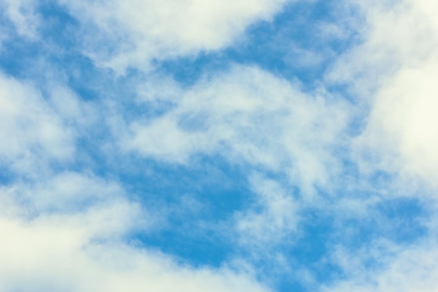 Helder hemel met wolken en witte wolken op de achtergrond