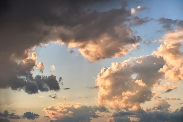 Helder landschap van donkere wolken op gele avondrood in de avond.