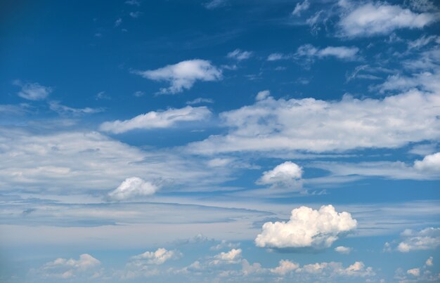 Helder landschap van witte gezwollen cumuluswolken op blauwe heldere hemel.