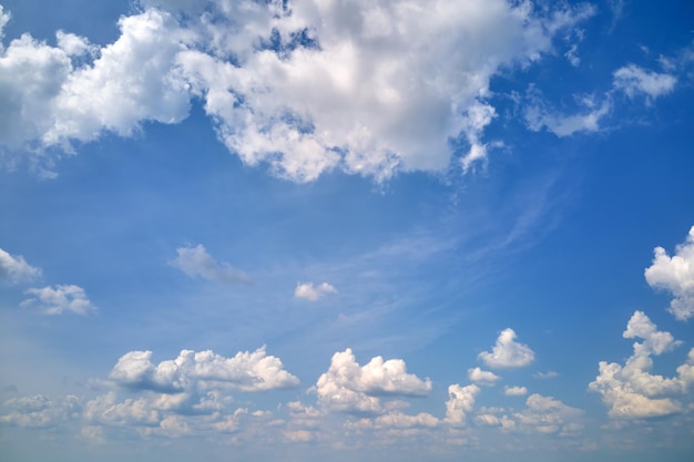 Helder landschap van witte gezwollen cumuluswolken op blauwe heldere hemel