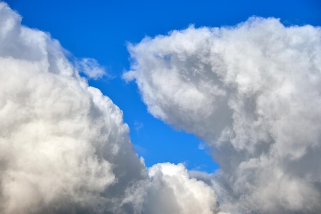 Helder landschap van witte gezwollen cumuluswolken op blauwe heldere hemel