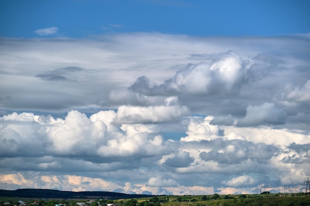 Helder landschap van witte gezwollen cumuluswolken op blauwe heldere hemel