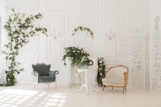 Helder luxe interieur met bloemen