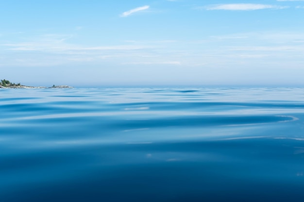 Helder meer aan de horizon met lucht en rotsen