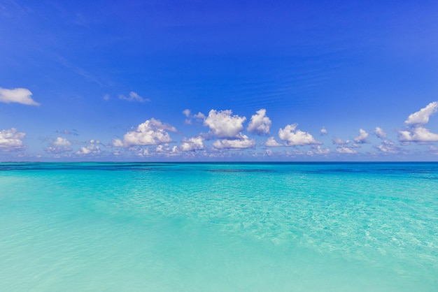 Helder mooi zeegezicht, zandstrand, wolken weerspiegeld in de natuurlijke minimalistische oceaanbaai van het water