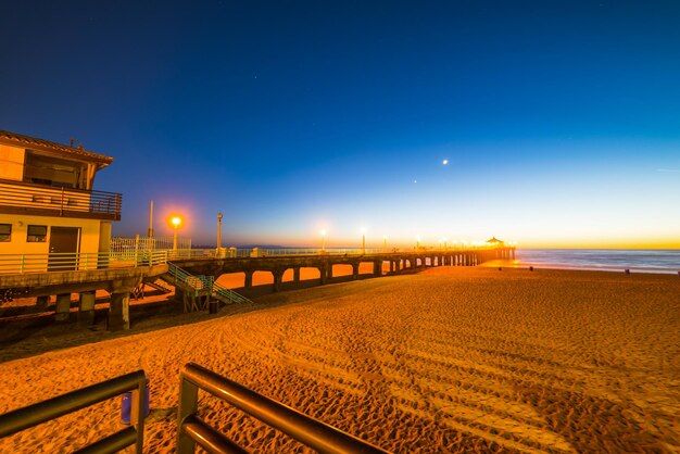 Foto helder nacht in hermosa beach, californië.