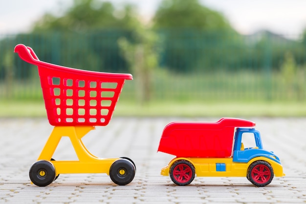 Foto helder plastic kleurrijk speelgoed voor kinderen in openlucht