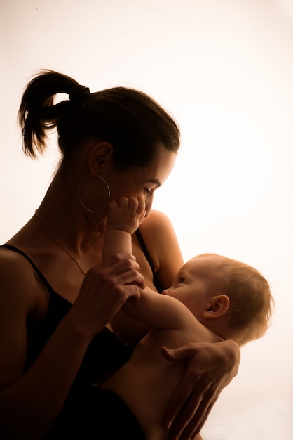 Helder portret van een moeder borstvoeding baby