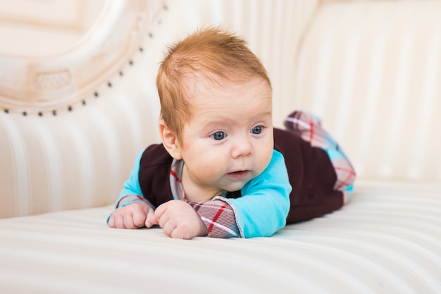 Helder portret van schattige babyjongen binnenshuis