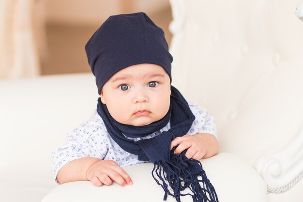 Helder portret van schattige babyjongen binnenshuis