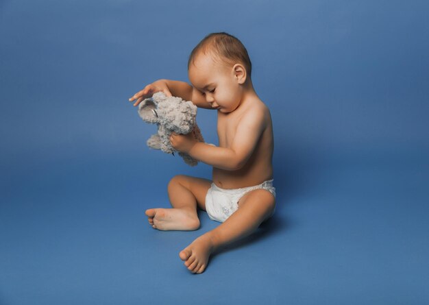 Helder portret van schattige jongen op een blauwe achtergrond.