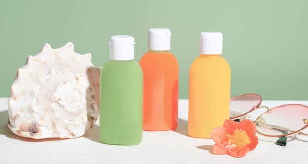 helder reispakket hygiëneproduct minipakket reistoiletartikelen kleine plastic flessen voor vakantie zelfzorg zonnebril en zeeschelp zomervakantie concept