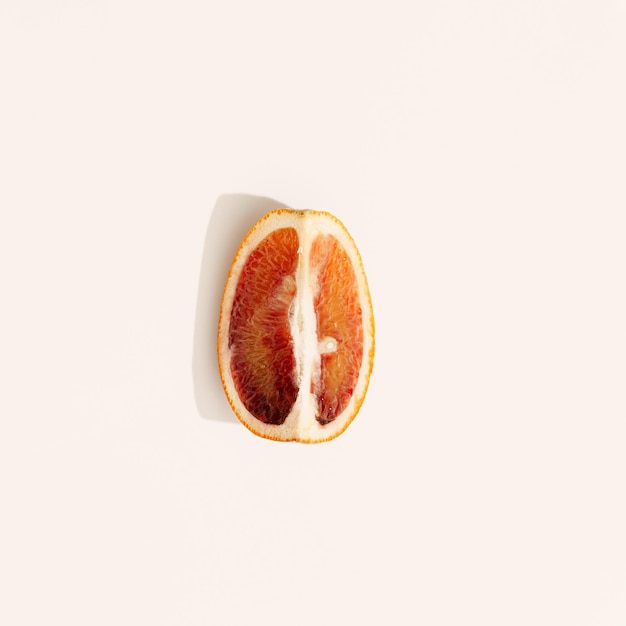 Helder schijfje citrusvruchten grapefruit of rood oranje op pastelkleurige achtergrond Zomer minimaal