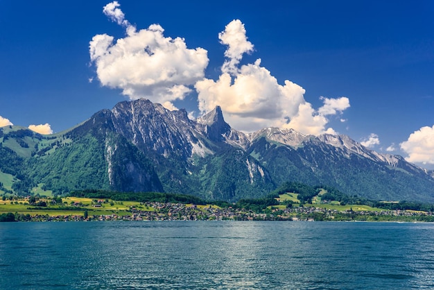 Helder transparant azuurblauw Thunermeer Thunersee Bern Zwitserland