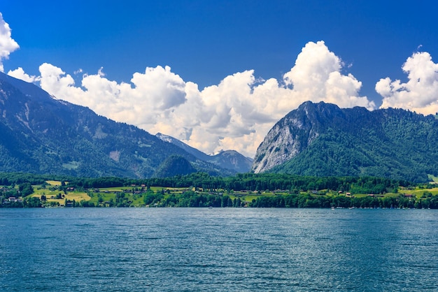 Helder transparant azuurblauw Thunermeer Thunersee Bern Zwitserland