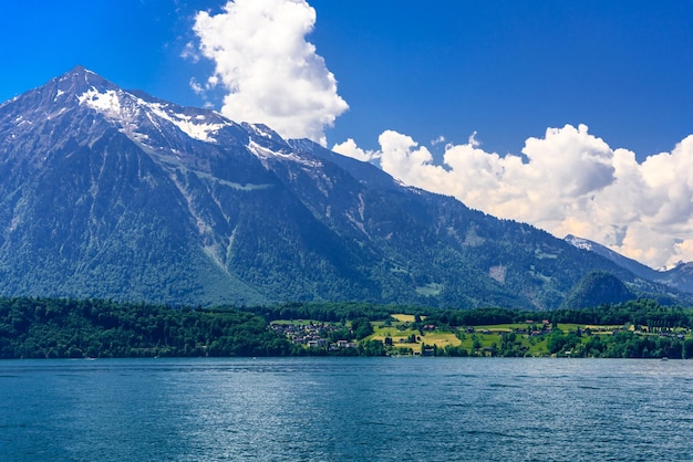 Helder transparant azuurblauw Thunermeer Thunersee Bern Zwitserland