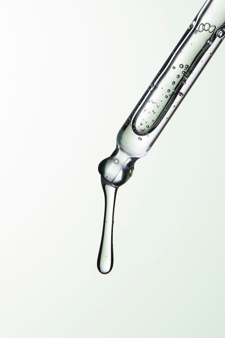 Foto helder vloeibare druppels die van een druppel vallen die kunnen worden gebruikt voor cosmetische en medische beelden
