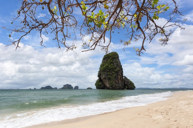 Helder water en blauwe lucht bij Railay Beach