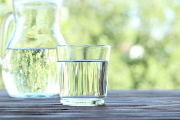 Helder water in een glas op een tafel op gezuiverd water uit de natuur