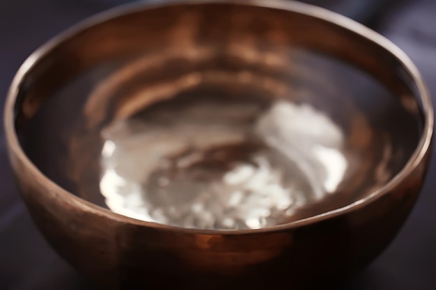 helder water in een gouden kom / helder water in een gele ijzeren kom