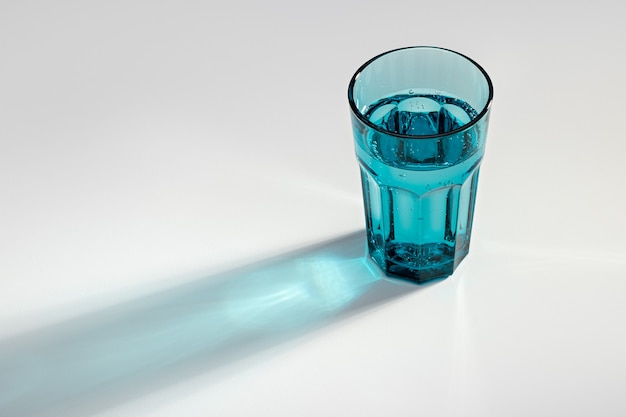 Helder water in een groot blauw glas