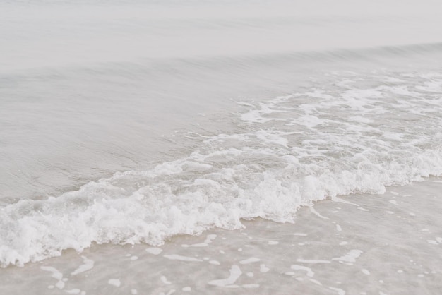 Helder water op het strand Eenvoudige en minimalistische strandachtergrond