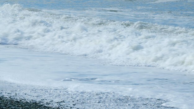 Helder water spoelt over zand- en kiezelstrand Warme zee in Kobuleti Adjara Georgië nog steeds