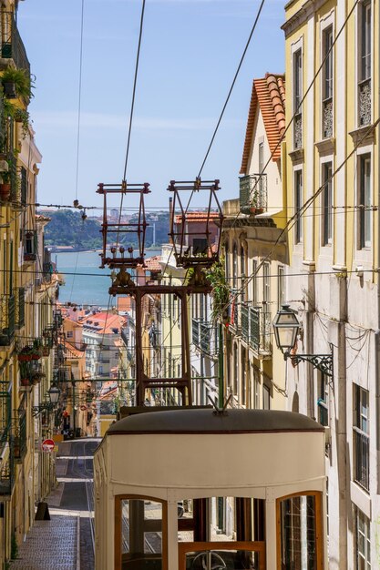 Foto helder zonnige straat in het oude centrum van lissabon met funicular