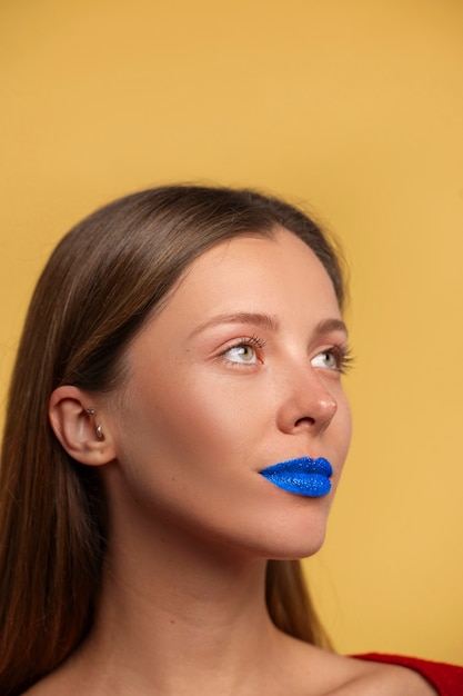 Helderblauwe lippen portret met kopieerruimte