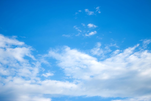 Helderblauwe lucht gedurende de dag met witte wolken.