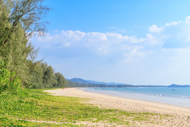 Helderblauwe zee bij Bang Sak Beach bij Khao Lak PhangNga Thailand