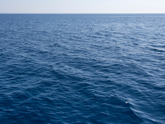 Helderblauwe zee met verre horizonlijn